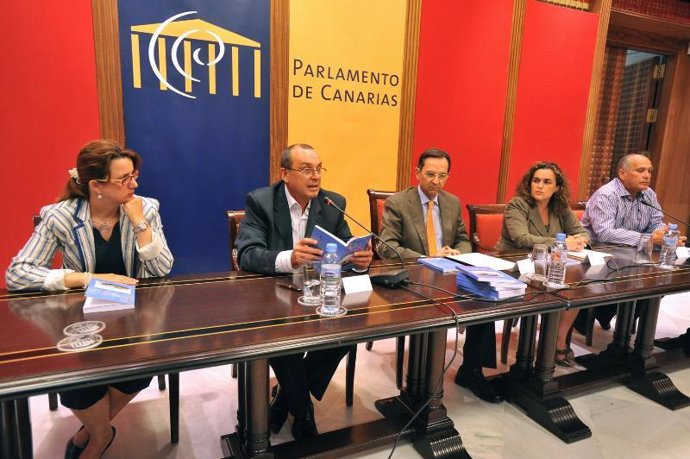 Antonio Castro presentó hoy el libro 'Cruz del Mar' en el Parlamento de Canarias