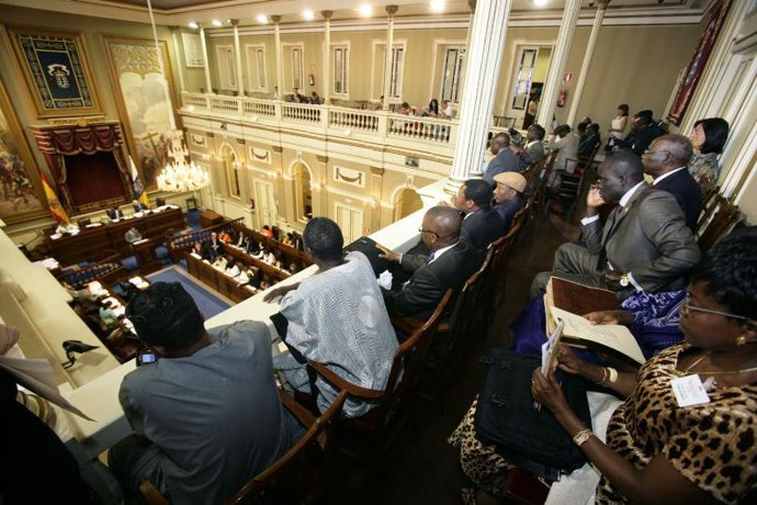Una cuarenta de diputados africanos visitó el Parlamento de Canarias.