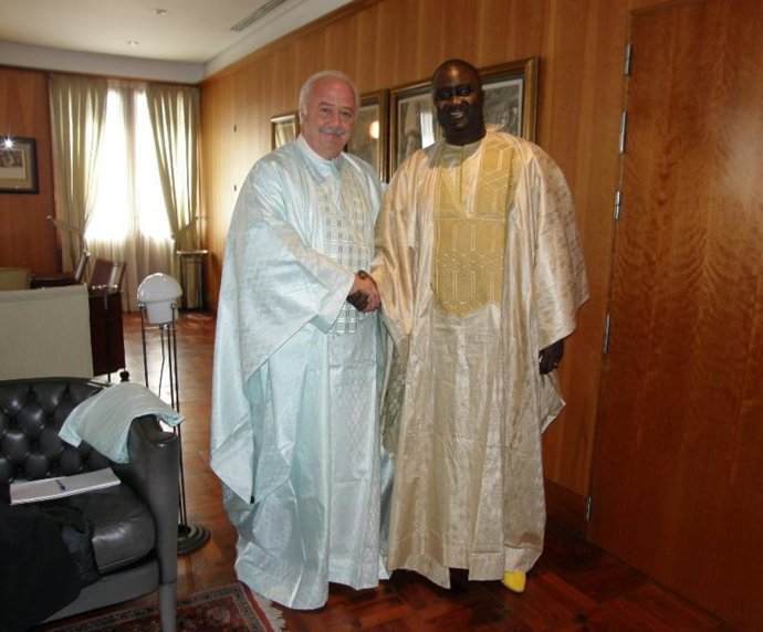 El presidente del Consejo Rural de Touba, Mourtalla Mbacké, obsequió a Ricardo M