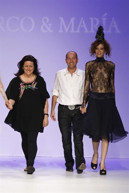 Los diseñadores Marcos y María en la pasarela Gaudí.