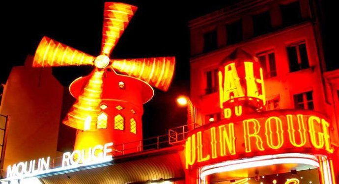 Imagen del exterior del 'Moulin Rouge' en París