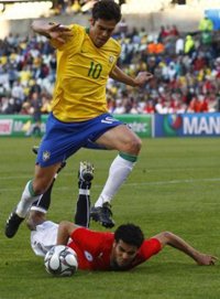 Kaká, de penalti, salva 'in extremis' a Brasil                                         