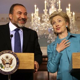 Lieberman se reúne con Hillary Clinton