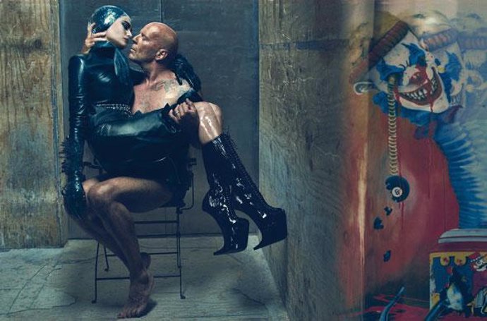 Bruce Willis y su mujer Emma Heming posan para la revista 'W'