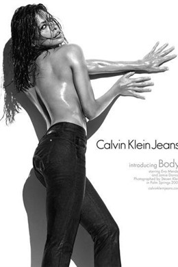 La actriz Eva Mendes en la campaña de Calvin Klein