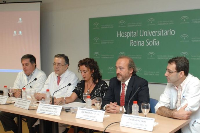 Parte del equipo de cirujanos