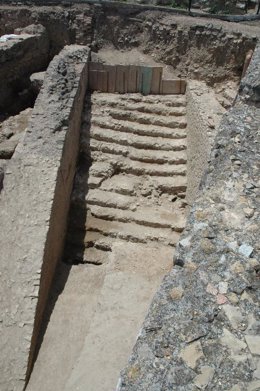 Escalinata descubierta junto al teatro romano