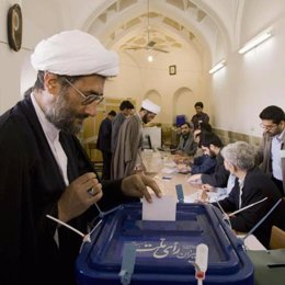 Un hombre vota en Irán