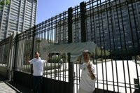 Cerca de 40 activistas ecologistas entregan una llave a Industria para cerrar Garoña