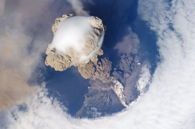 La ISS fotografía una erupción volcánica en todo su esplendor