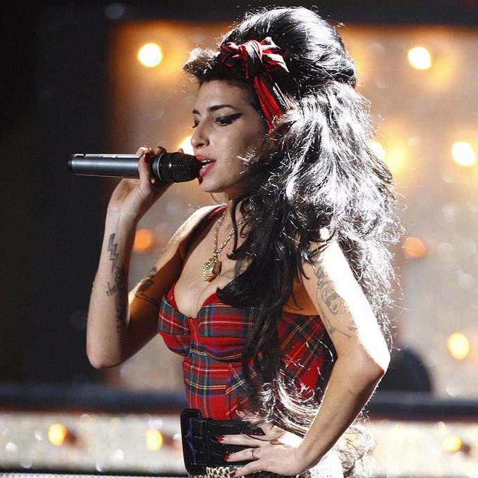 Amy Winehouse felicita y envuelve