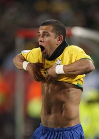 Dani Alves acude al rescate de Brasil y mete a la pentacampeona en la final