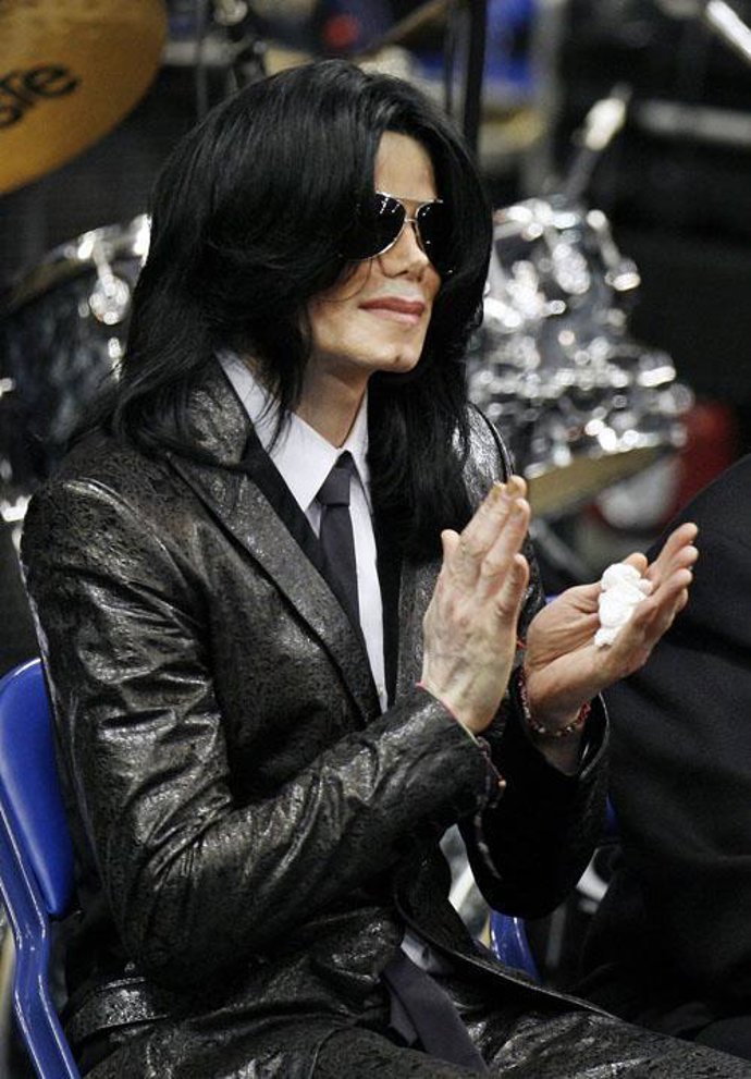 Michael Jackson ingresa en un hospital de Los Ángeles tras sufrir un paro cardiaco