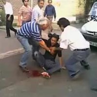 El hombre que aparece en el vídeo ayudando a Neda Agha Soltan es un médico iraní que ha huido del país