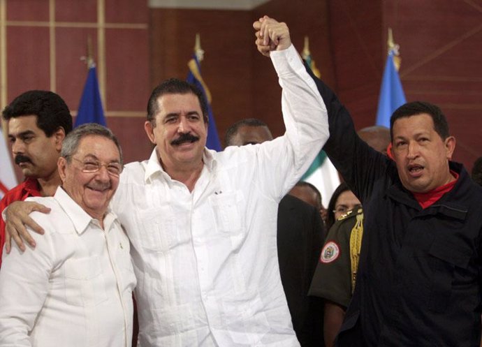 Manuel Zelaya con Hugo Chávez y Raúl Castro