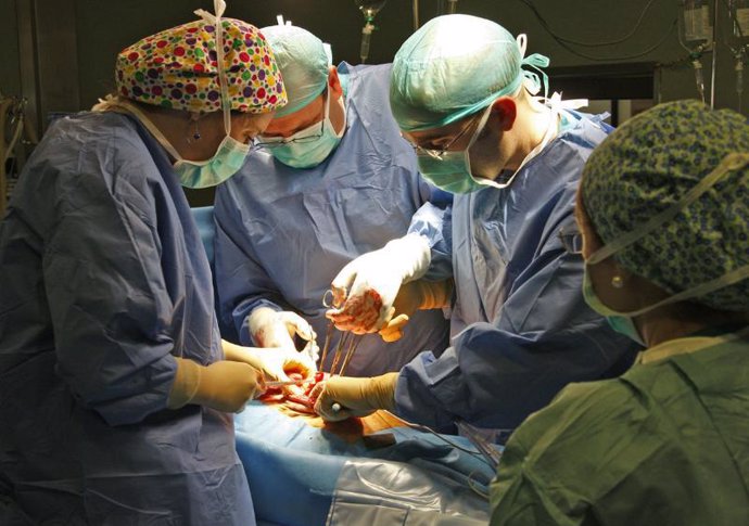 cirujano del Virgen del Rocío en un momento de la operación