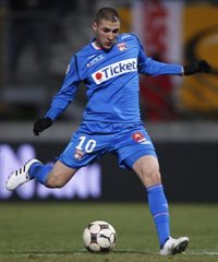 El Olympique de Lyon confirma un acuerdo con el Real Madrid por Benzema 