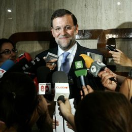 Mariano Rajoy, rodeado de micrófonos