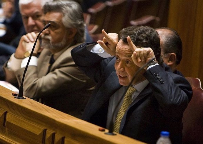 Manuel Pinho, ministro de Portugal sacando cuernos a un parlamentario