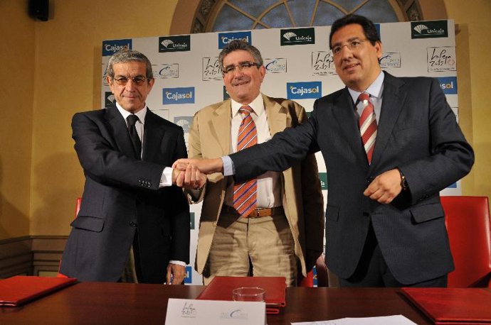 Medel, Pizarro y Pulido en la firma del convenio