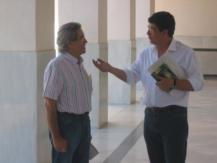 Diego Valderas y Pedro Vaquero antes de la rueda de prensa