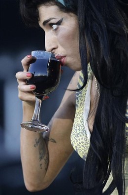 Amy Winehouse bebiendo vino