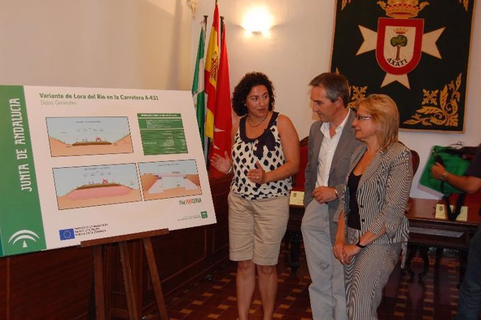 El alcalde, Tovar y Santa examinan los planos del proyecto