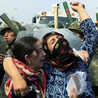 Numerosos hans y uigures se enfrentan en las calles de Urumqi y al menos un hombre ha resultado herido