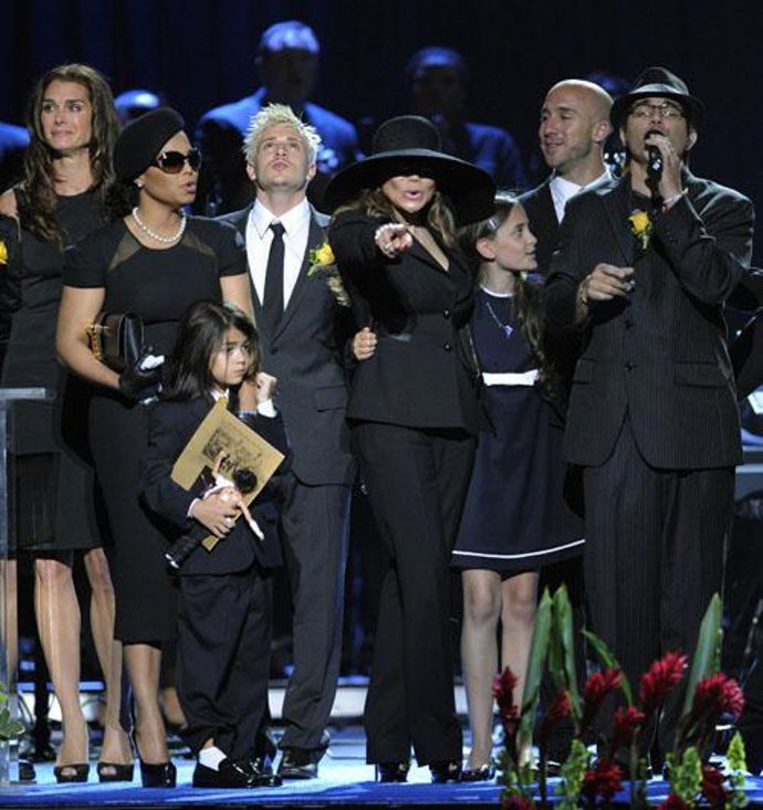 Familiares, amigos y fans de Michael Jackson se despiden del Rey del Pop en el Staples Center