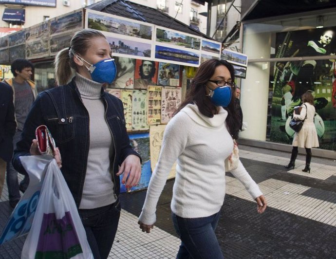 Mujeres con mascarilla por gripe A en Argentina
