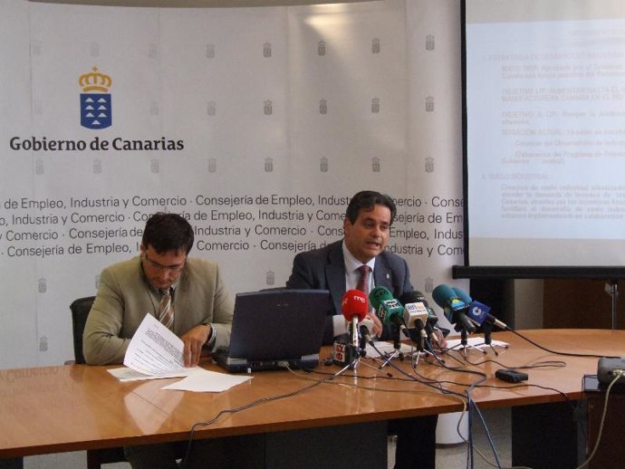 De izquierda a derecha, el Director General de Energía de Canarias, Adrián Mendo