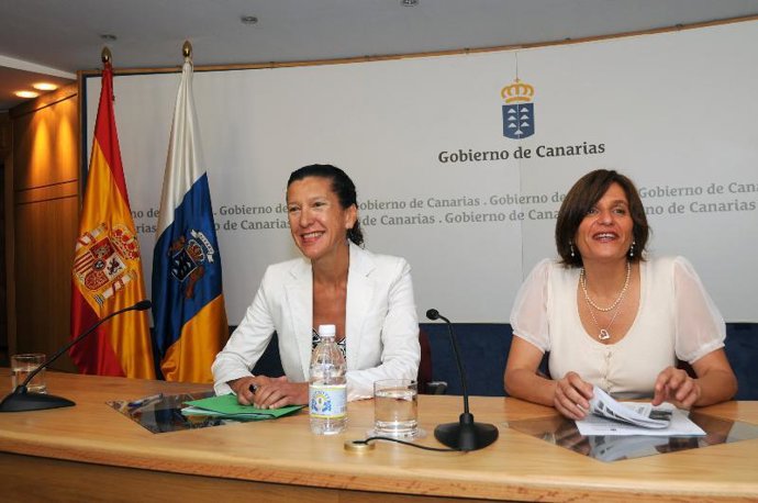 De izquierda a derecha, la consejera de Cultura del Gobierno canario, Milagros L
