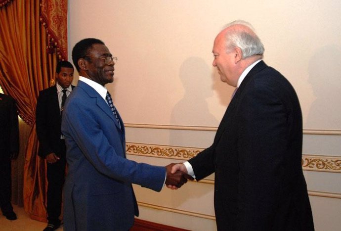 Obiang recibe a Moratinos