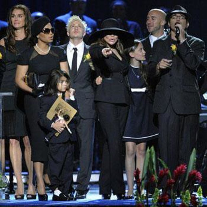 Paris Jackson cierra el funeral público por su padre entre lágrimas