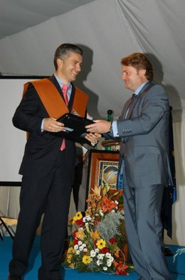 El director de Toshiba España entrega un portátil al mejor alumnos de Informátic