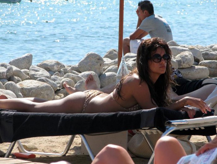 Mónica Cruz toma el sol en la playa de Ibiza