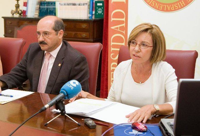 El vicerrector de Investigación de la US y la directora de la BUS