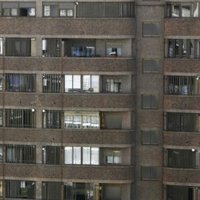 La compraventa de viviendas moderó su caída al 32,2% en mayo