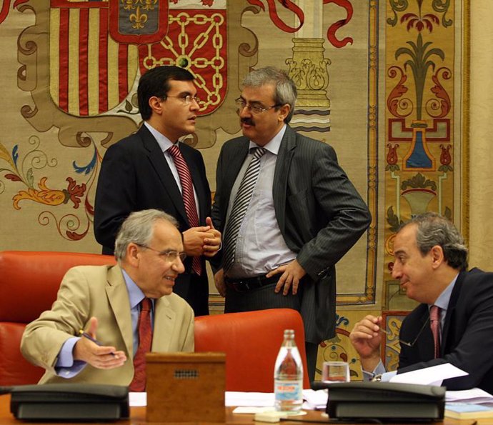 Alfonso Guerra y José Luis Ayllón en la Comisión Constitucional del Congreso