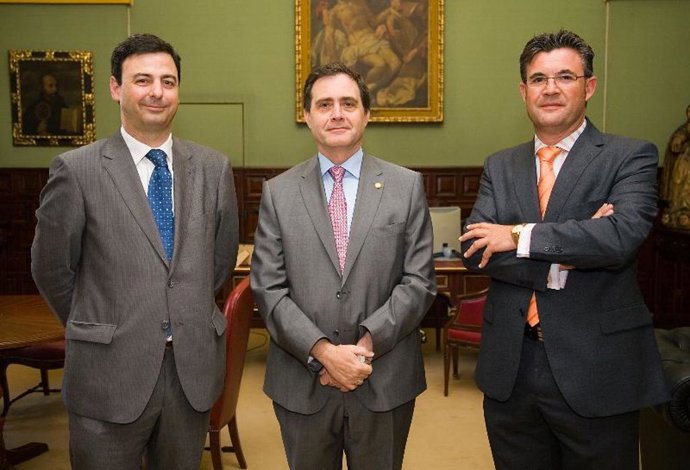 (De izda a dcha) el decano de la Facultad de Medicina, Juan Ramón Lacalle, el re