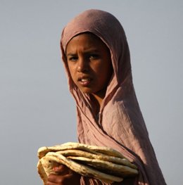 niña desplazada en afganistán