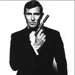 El actor australiano George Lazenby como James Bond