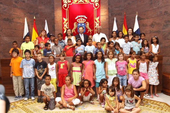 Niños saharauis visitan el Parlamento de Canarias