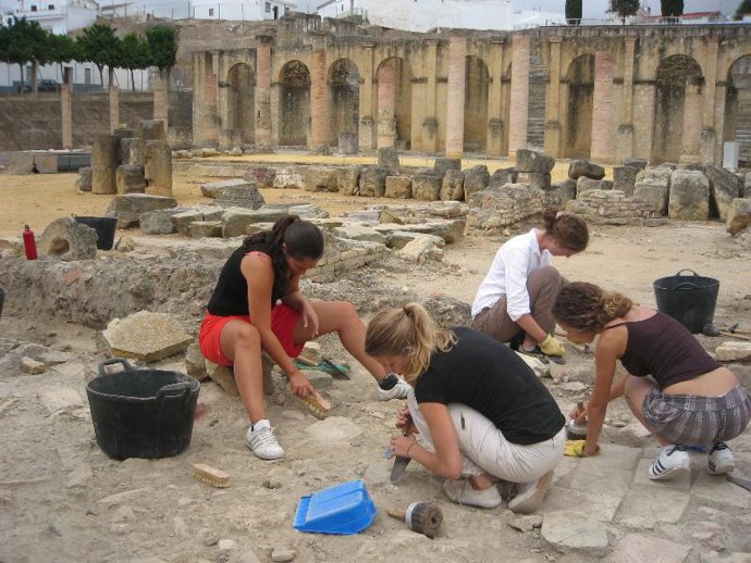 Jóvenes en las labores de consolidación y conservación del teatro romano