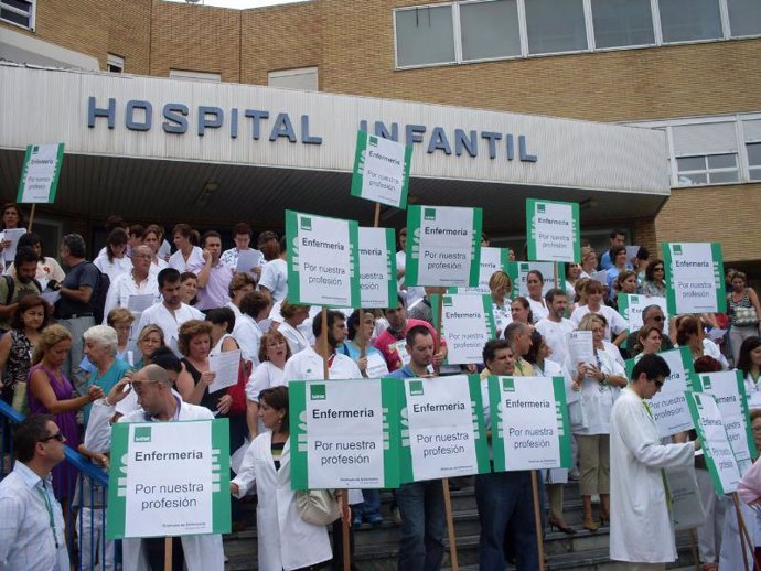 Enfermeros en la puerta del Hospital Infantil Virgen del Rocío