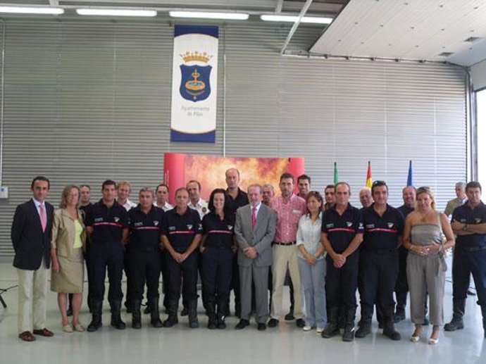 Villalobos y el alcalde inauguran el nuevo parque de bomberos de Pilas