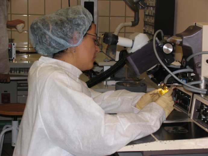 La Profesora Carmen Aracil en el laboratorio