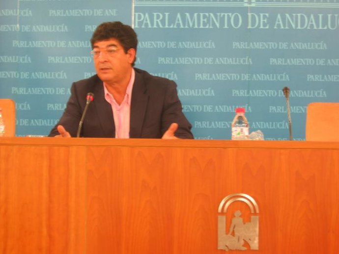 Diego Valderas durante la rueda de prensa