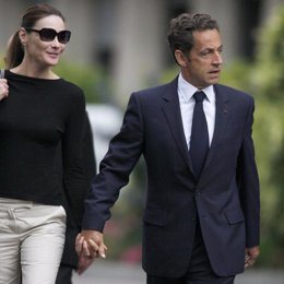 Sarkozy y Carla Bruni abandonan el hospital