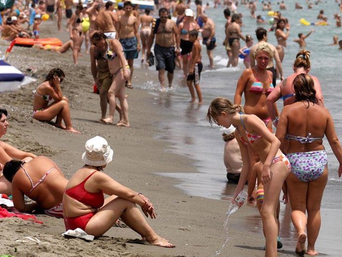 Escena de una playa en Málaga, calor